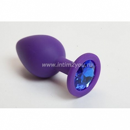 Фиолетовая силиконовая анальная пробка с голубым стразом - 8,2 см.