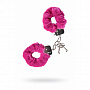 Розовые меховые наручники с металлическим крепежом